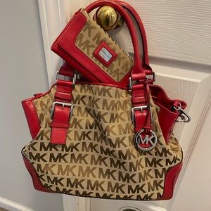 Michael Kors Signature.